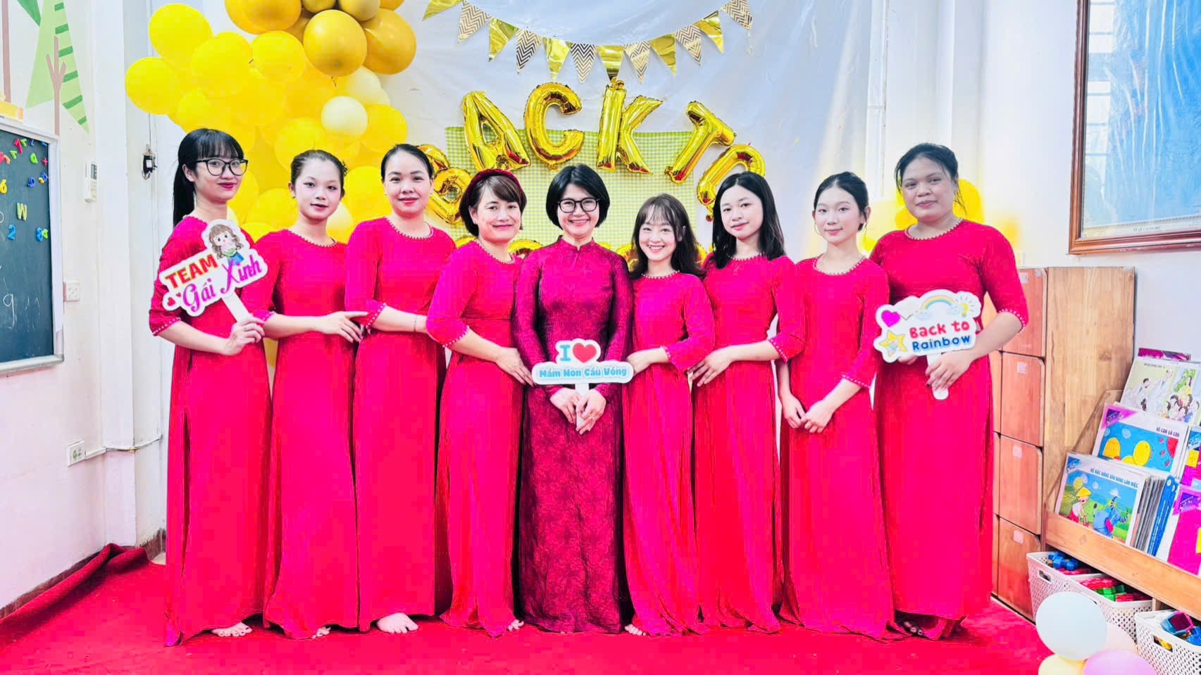 Đội ngũ giáo viên áo dài hồng