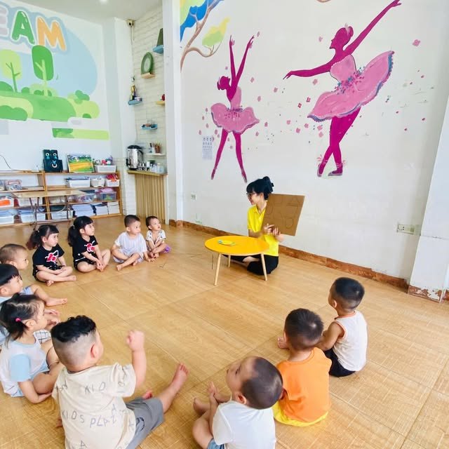 Các bé học hình học trên lớp